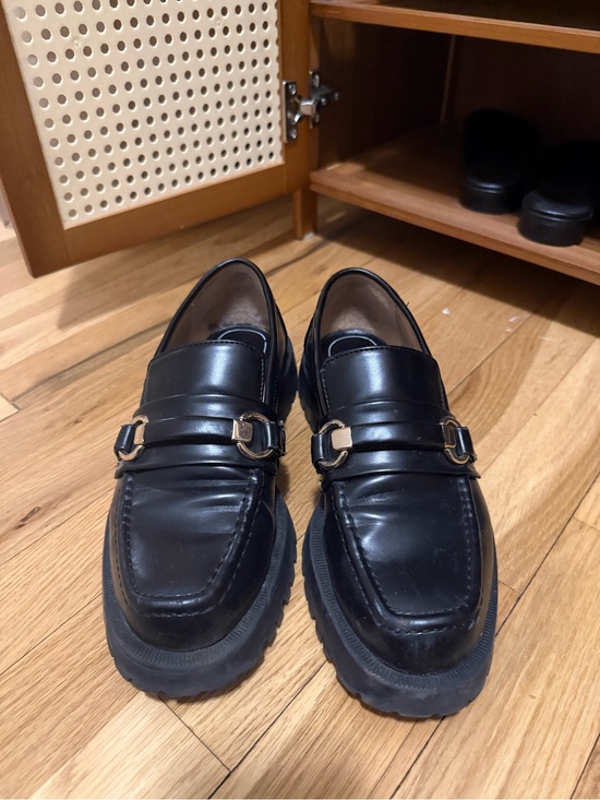 Zara Shoes - Zara women’s  Black Leather lug Loafers